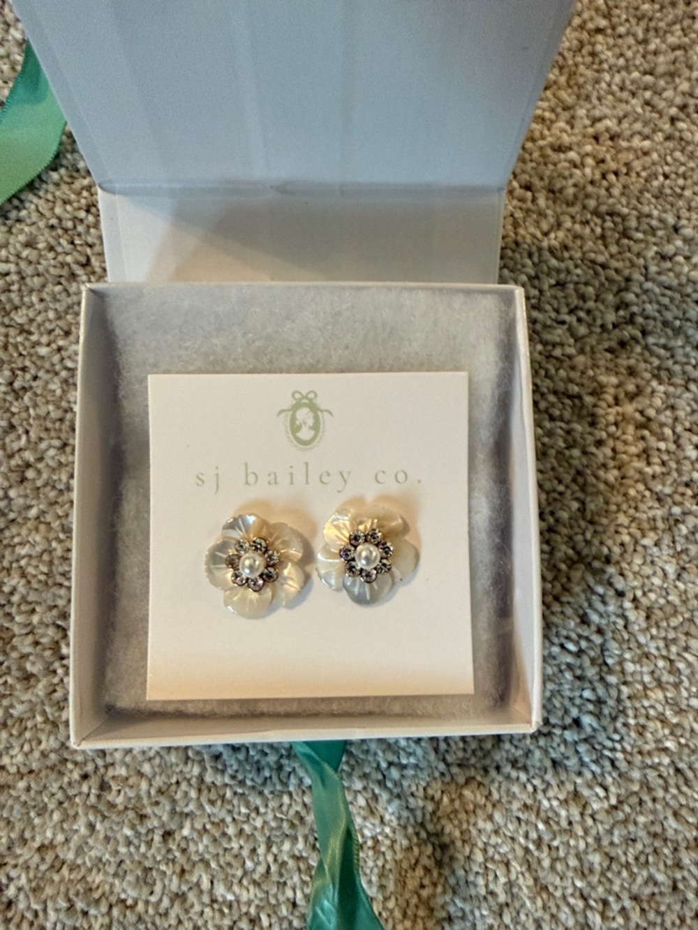 Pearl Flower Stud Earrings in Cream and Gold
